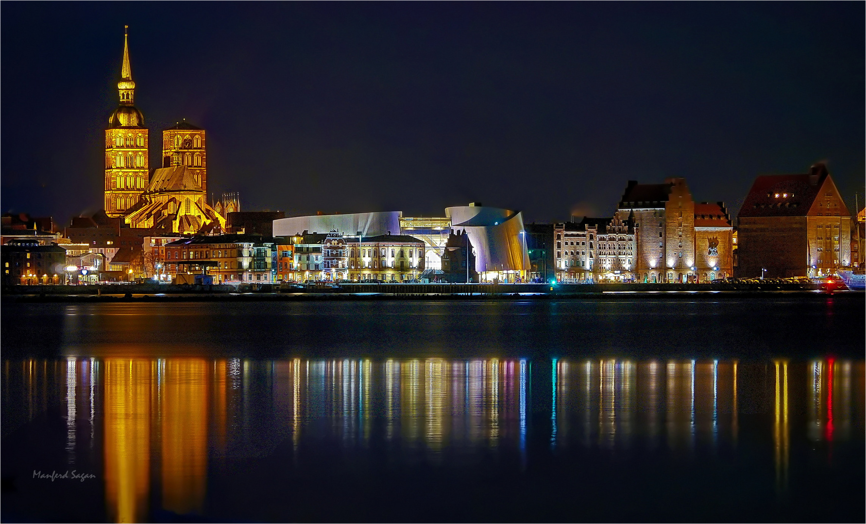 Blick über den Strelasund auf die abendliche Hansestadt am Strelasund... 