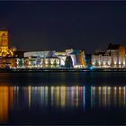 Blick über den Strelasund auf die abendliche Hansestadt am Strelasund... 