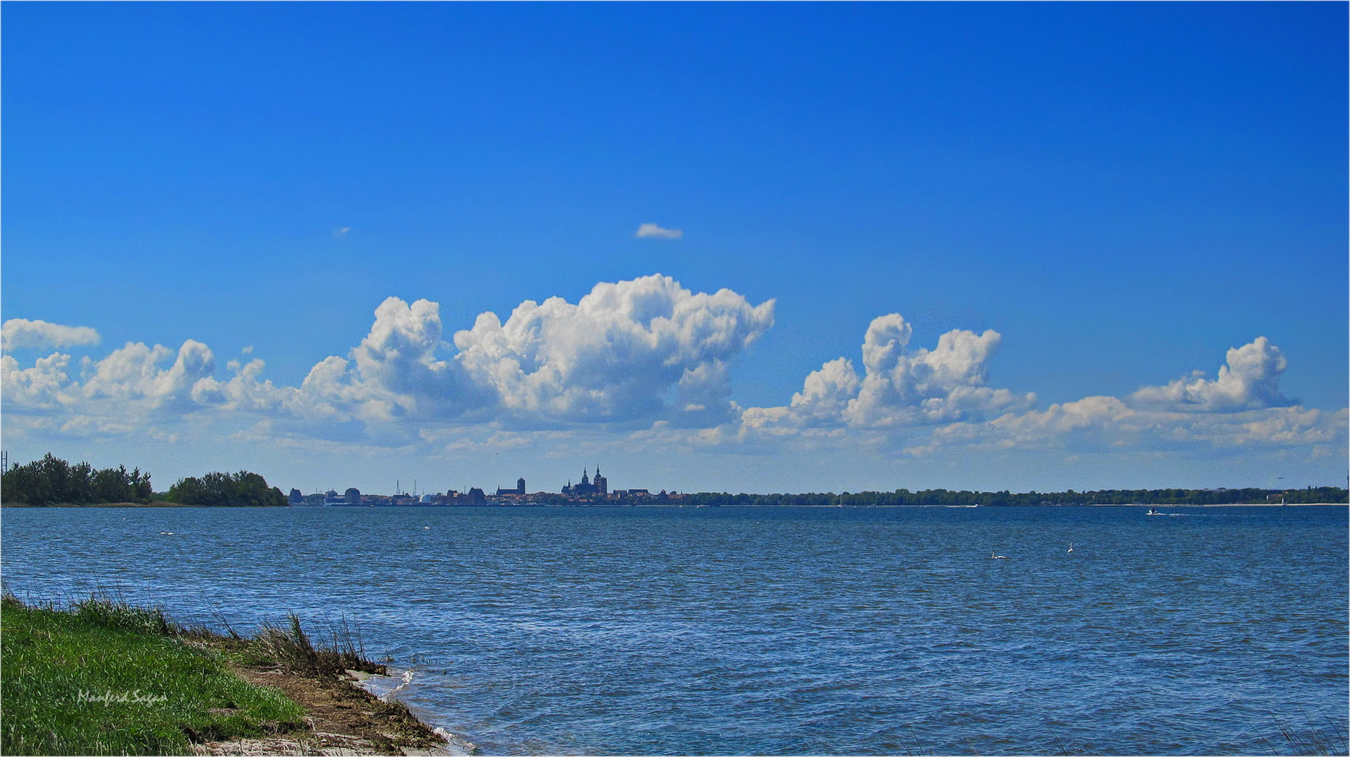 Blick über den Strelasund auf die Hansestadt Stralsund... 