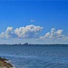 Blick über den Strelasund auf die Hansestadt Stralsund... 