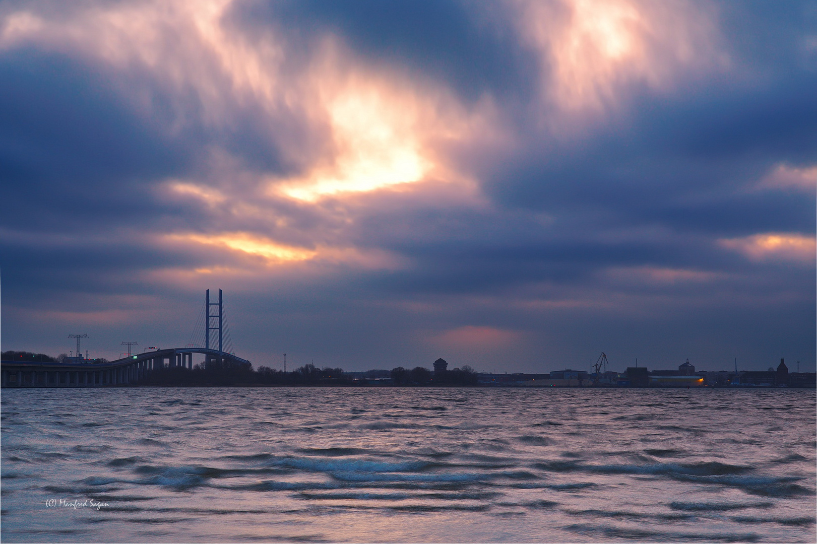 Blick über den Strelasund auf die Hansestadt Stralsund...