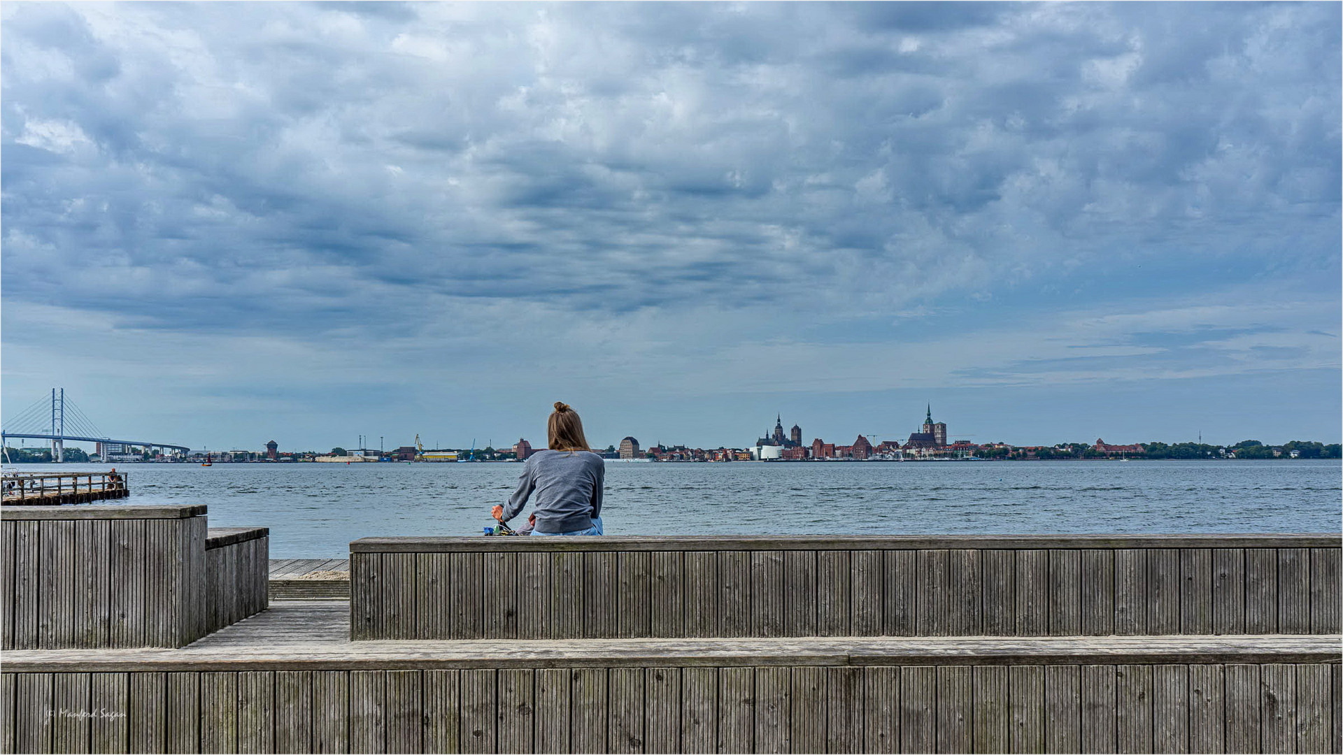 Blick über den Strelasund auf die Hansestadt Stralsund...