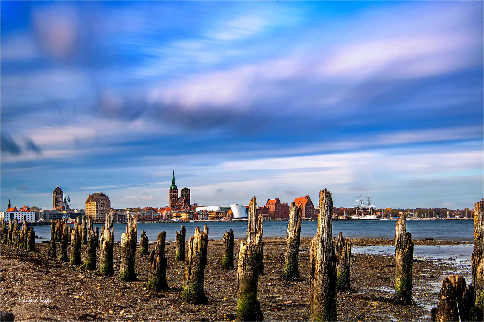 Blick über den Strelasund auf die Hansestadt Stralsund...