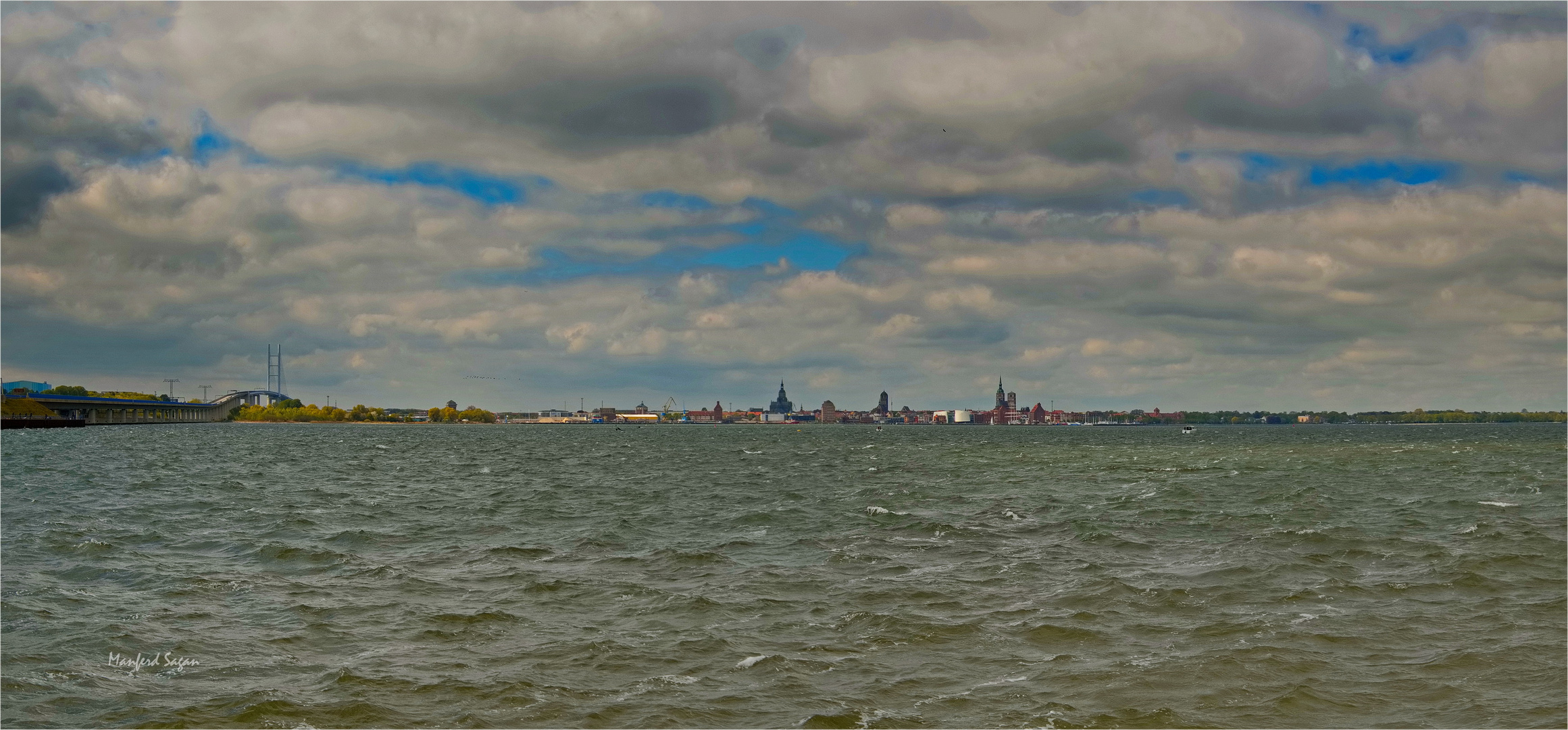 Blick über den Strelasund auf die Hansestadt Stralsund