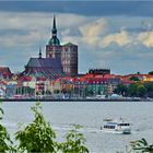 Blick über den Strelasund auf die Stralsunder St. Nikolaikirche....