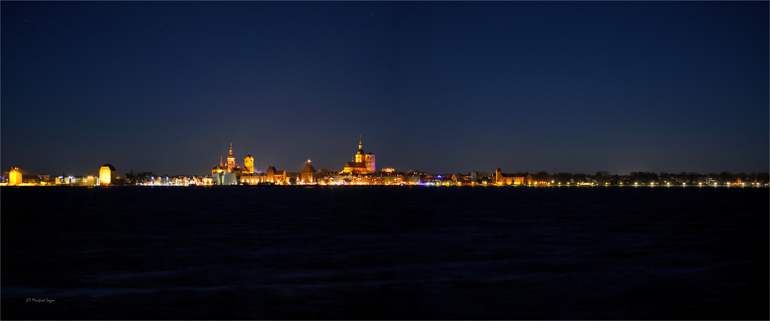 Blick über den Strelasund auf meine Heimatstadt bei Nacht