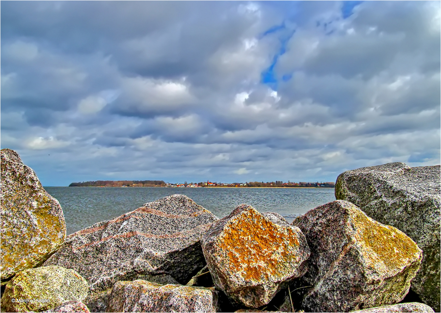 Blick über den Strelasund nach Altefähr auf Rügen...