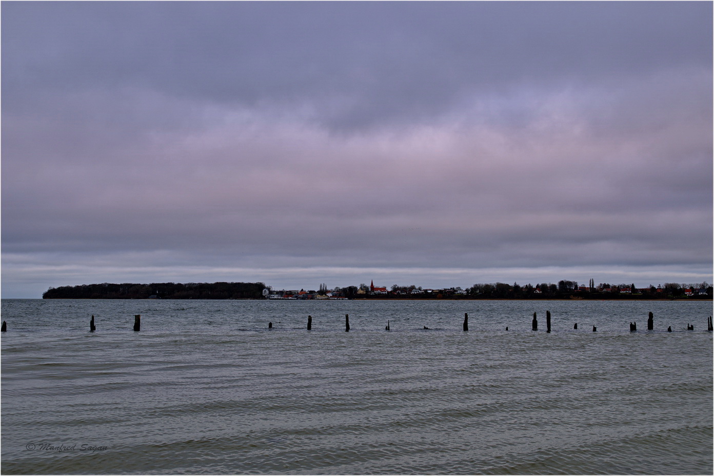 Blick über den Strelasund zur Insel Rügen...