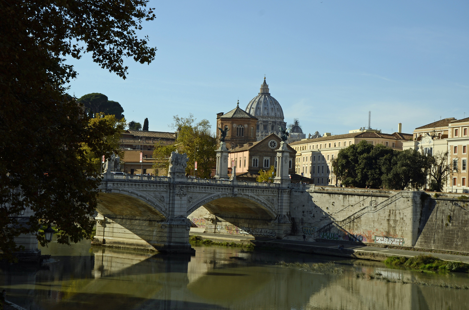 Blick über den Tiber in Richtung des Petersdoms