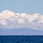 Blick über den Titicacasee auf die Kordilleren mit dem 6383 m hohen Illampu.