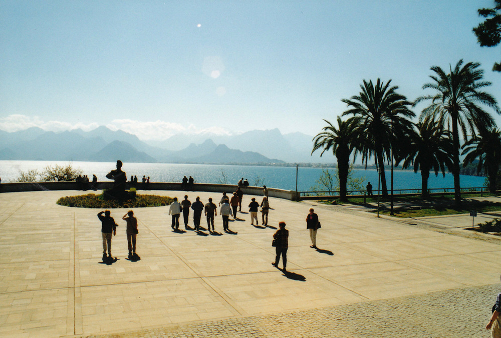 Blick über den von Atatürk angelegten Park gegen das Taurusgebirge