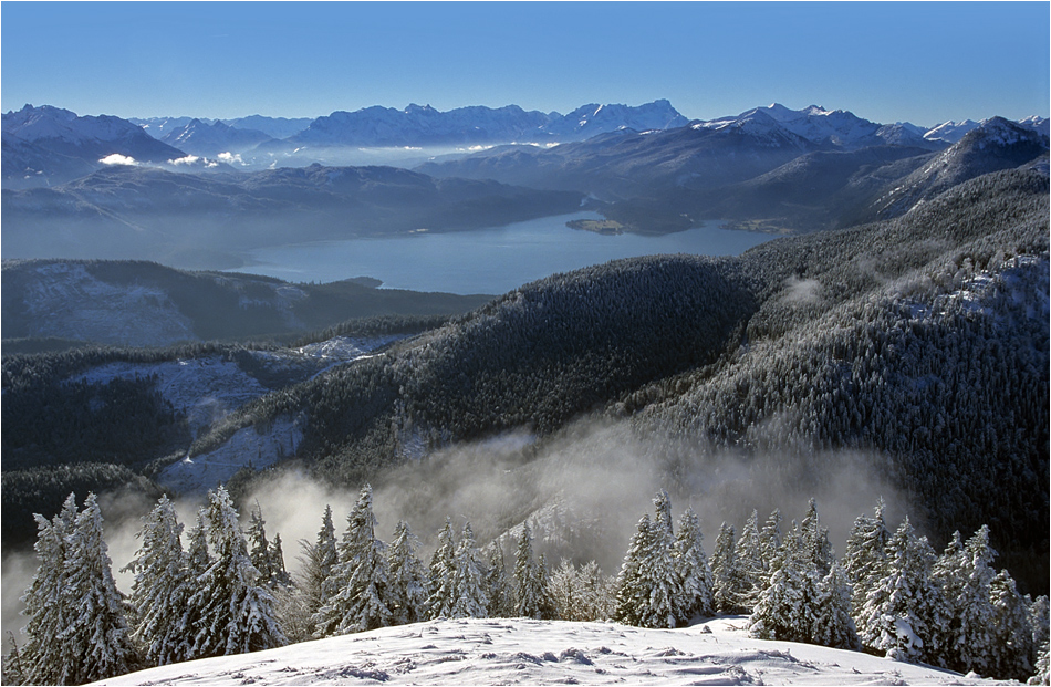 Blick über den Walchensee zur Zugspitze