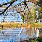 Blick über den Weiher zum Schaugewächshaus