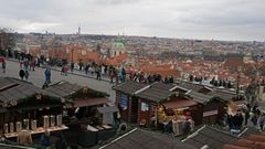 Blick über den Weihnachtsmarkt auf der Burg