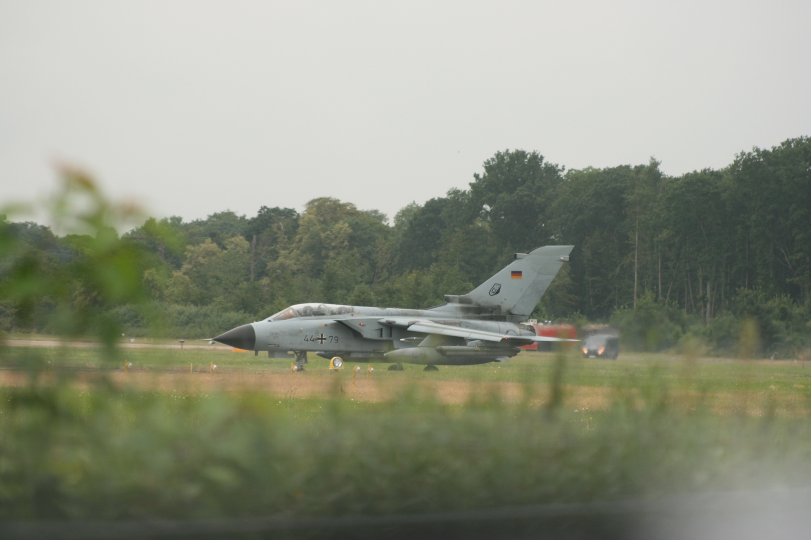 Blick über den Zaun....Tornado kurz vor dem Start