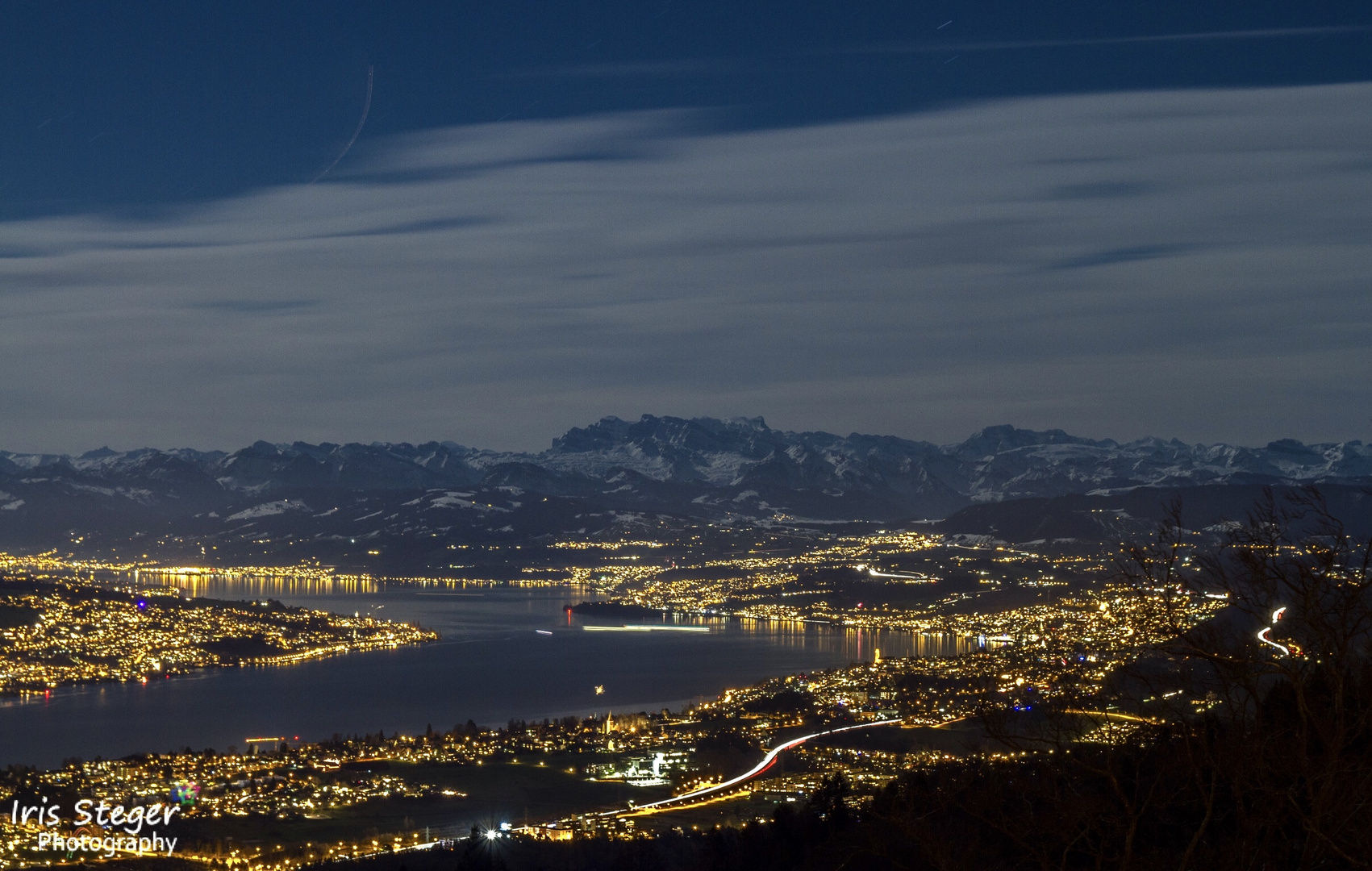 Blick über den Zürichsee bei Nacht