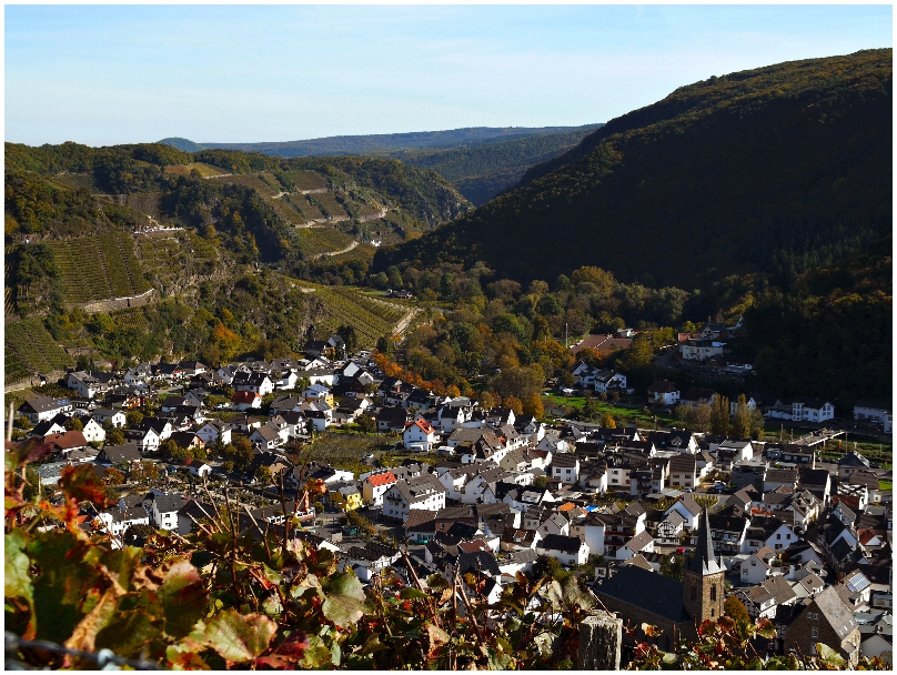 Blick über Dernau ins Ahrtal