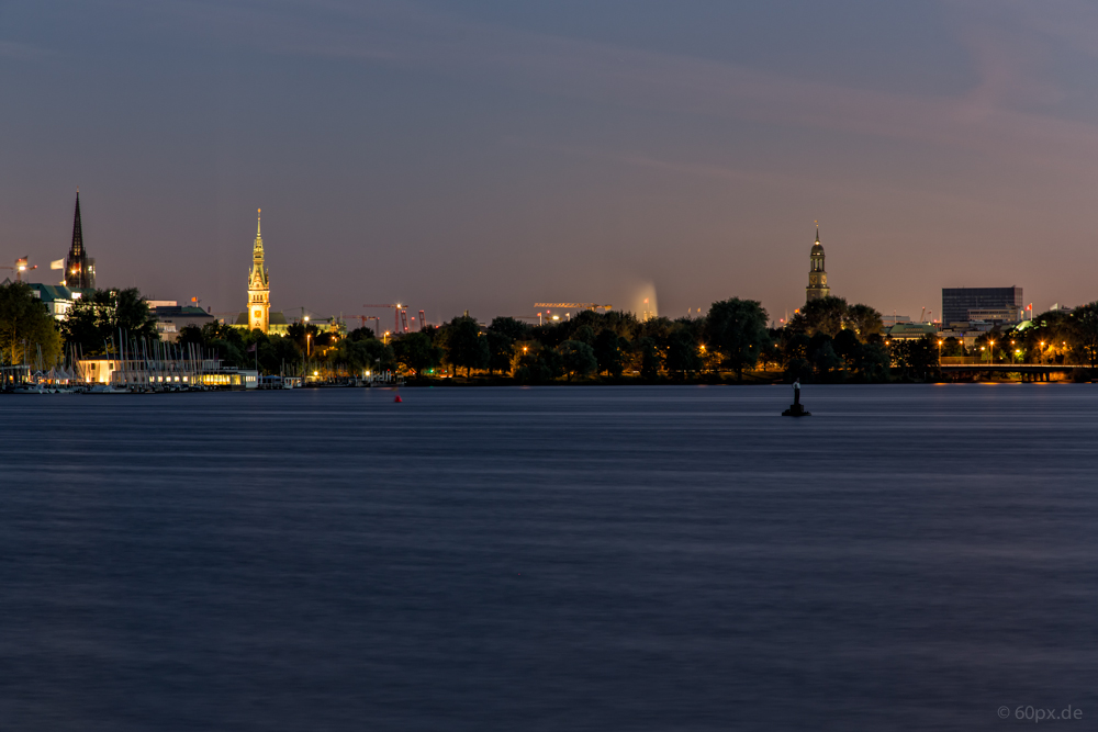 Blick über die Außenalster Richtung Innenstadt.