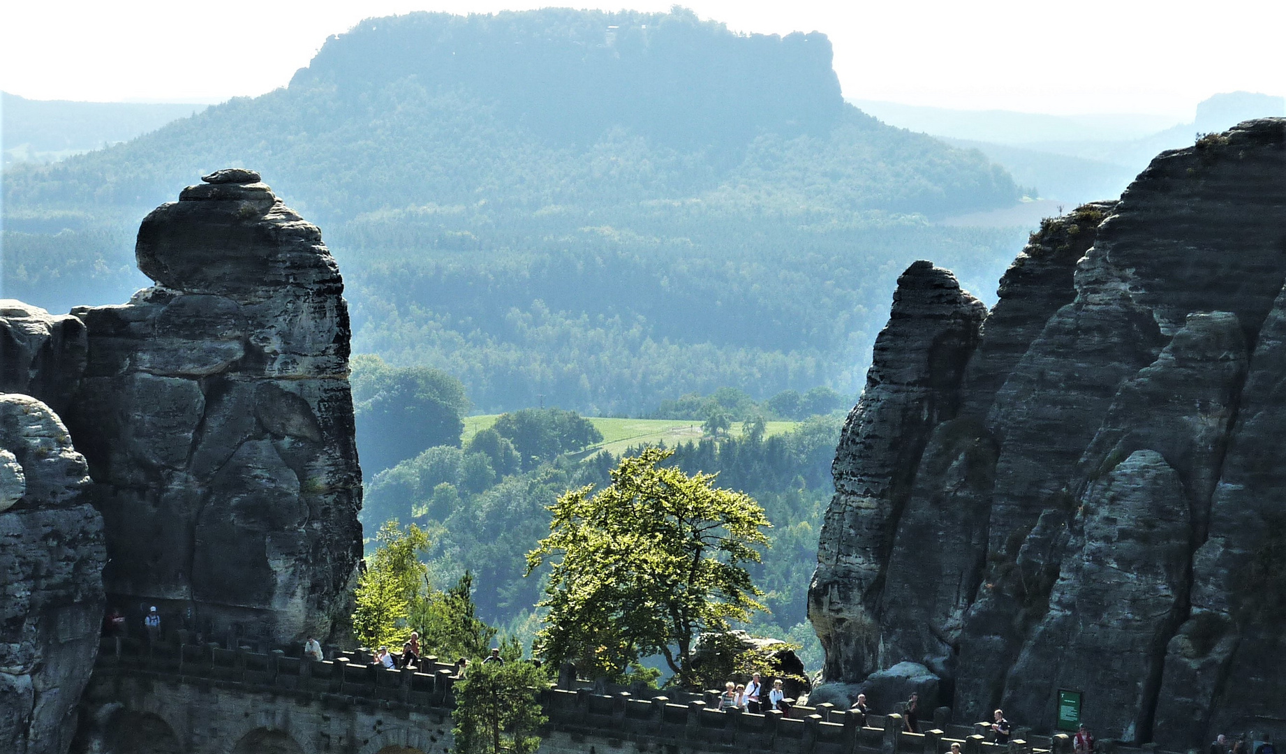 Blick über die Basteibrücke zum Lilienstein 