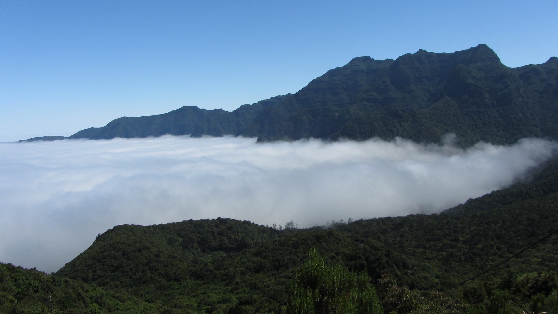 Blick über die Berge auf Madeira