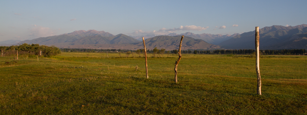 Blick über die Berge nach Kasachstan