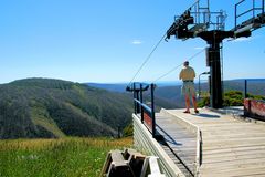 Blick über die Bergwelt von der Skilift Rampe in Hotham Heigths