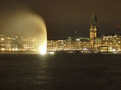 Blick über die Binnenalster auf das Rathaus