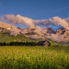 Blick über die blumenreichen Buckelwiesen aufs abendliche Karwendel 