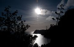 Blick über die Cala des Cubells zum Cap de Llentrisca