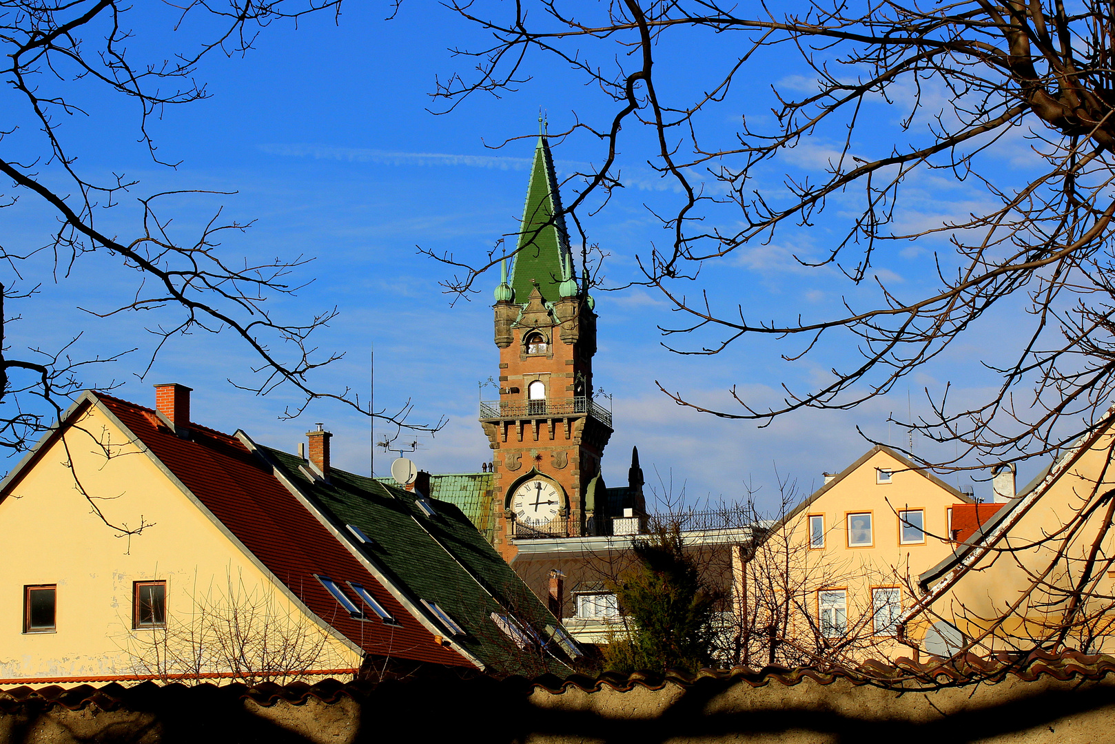 Blick über die Dächer der Stadt zum Rathausturm von Frydlant in Nordböhmen