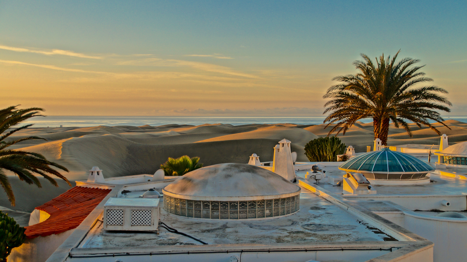 Blick über die Dächer des RIU Palace Hotels auf die Sanddünen von Maspalomas 