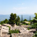 Blick über die Dächer von Oppède zum Plateau de la Vaucluse