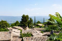 Blick über die Dächer von Oppède zum Plateau de la Vaucluse