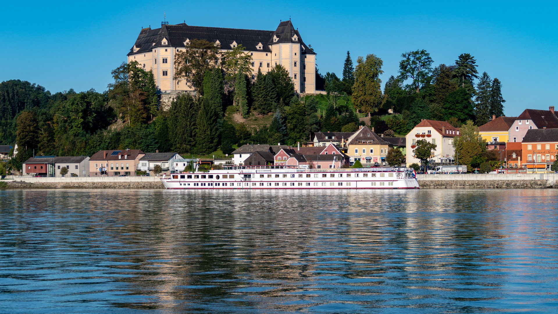 Blick über die Donau zum Schloss Greinburg