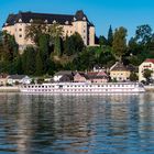 Blick über die Donau zum Schloss Greinburg