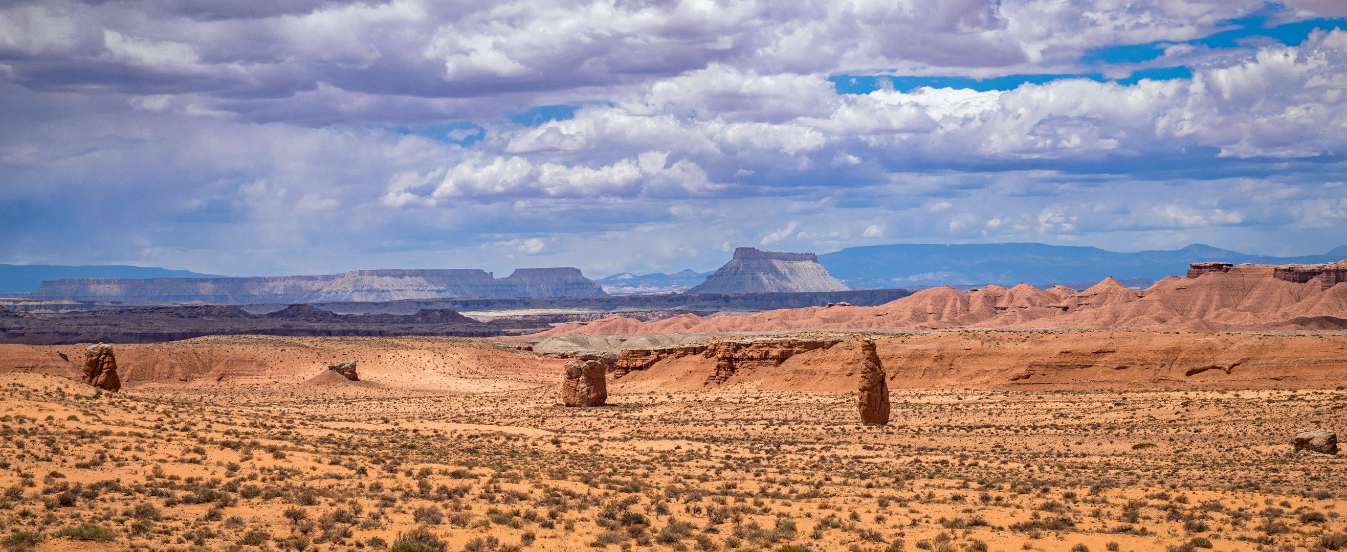 Blick über die Ebene bis zum Goblin Valley