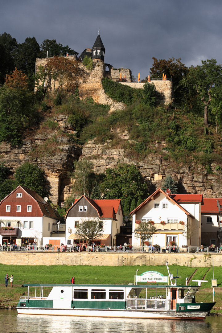 Blick über die Elbe auf die Burg Altrathen