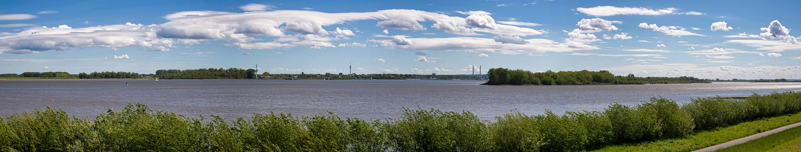 Blick über die Elbe nach Wedel