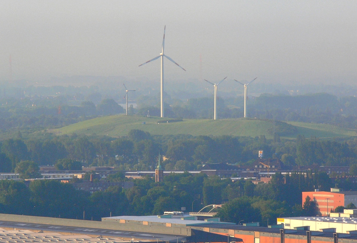 Blick über die Elbe zu den Wind-Rädern