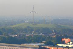 Blick über die Elbe zu den Wind-Rädern