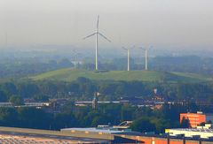 Blick über die Elbe zu den Wind - Rädern