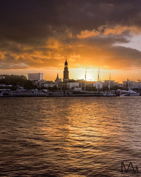 Blick über die Elbe zum Michel