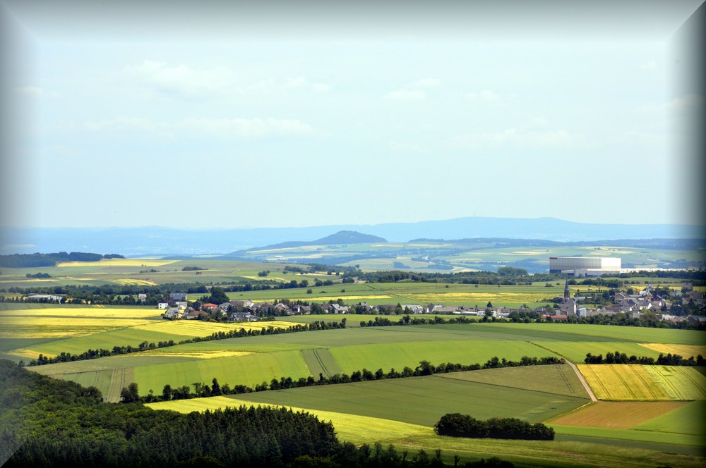 Blick über die Elz im Maifeld, über den Rhein bis zum Westerwald