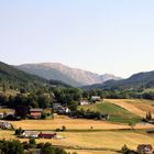 Blick über die Felder auf die Giganten der Berge