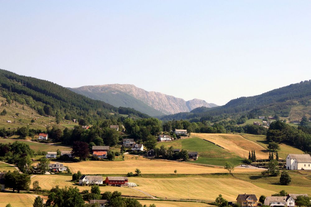 Blick über die Felder auf die Giganten der Berge