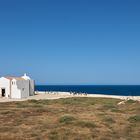 Blick über die Festungsmauer vom Fort Fortaleza de Sagres auf die Kirche Igreja de Nossa...