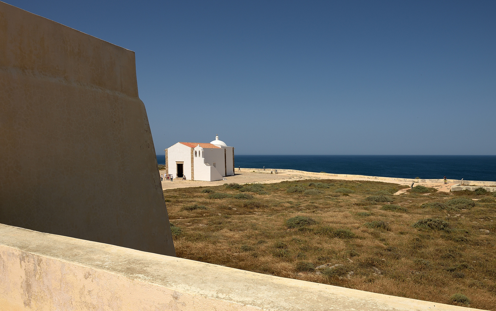 Blick über die Festungsmauer vom Fort Fortaleza de Sagres auf die Kirche Igreja de Nossa...