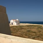 Blick über die Festungsmauer vom Fort Fortaleza de Sagres auf die Kirche Igreja de Nossa...