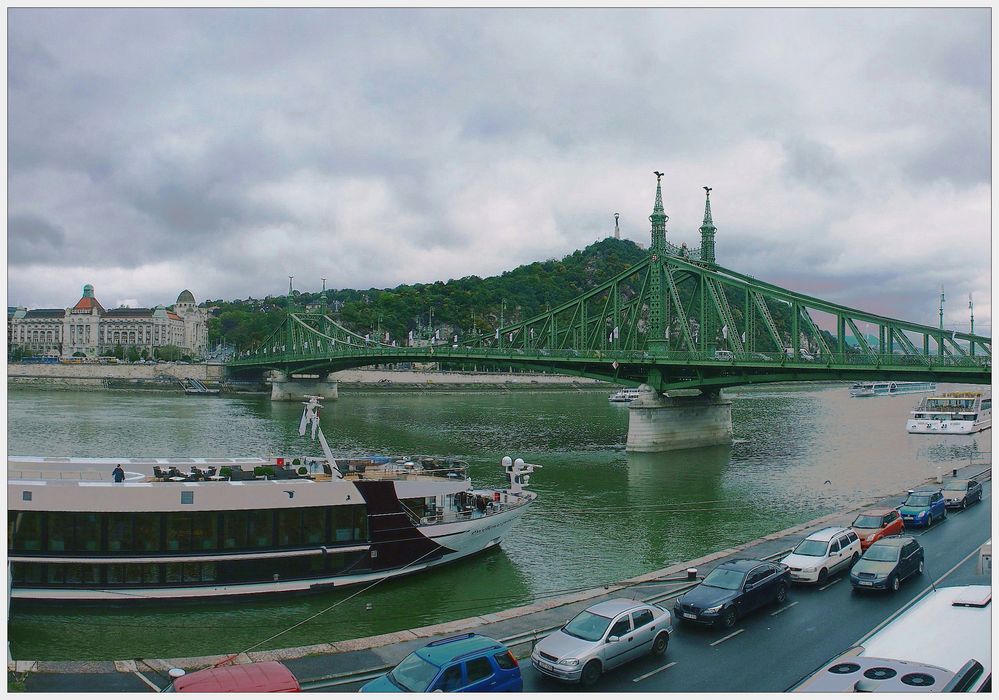  Blick über die Friedensbrücke zum Gellértberg