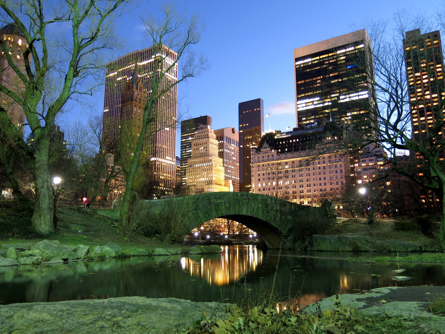 Blick über die Gapstow Bridge im Central Park auf das Plaza Hotel